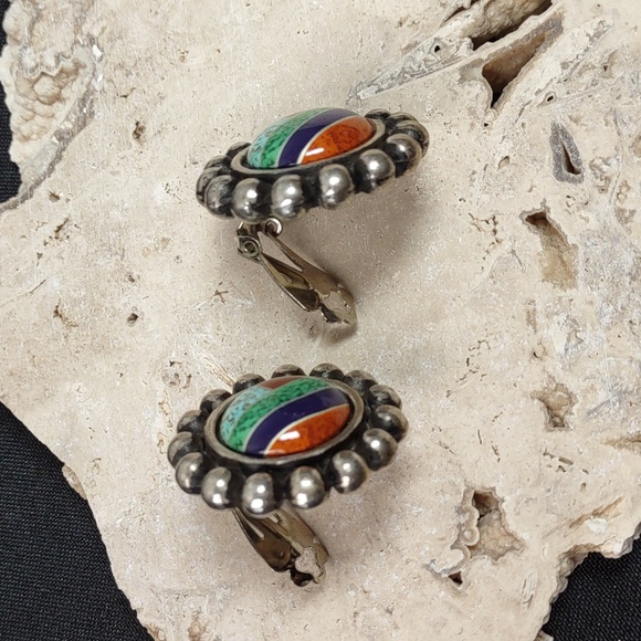 Vintage Silvertone Clip-on Earrings - Picture 2 of 4